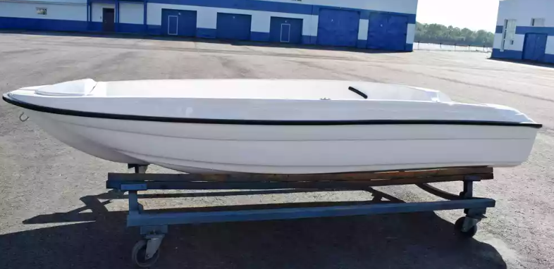 Стеклопластиковая лодка Пингвин (тримаран) в Майкопе