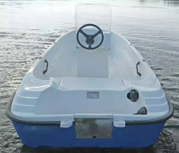 Стеклопластиковая лодка Пингвин с консолью (тримаран) в Майкопе
