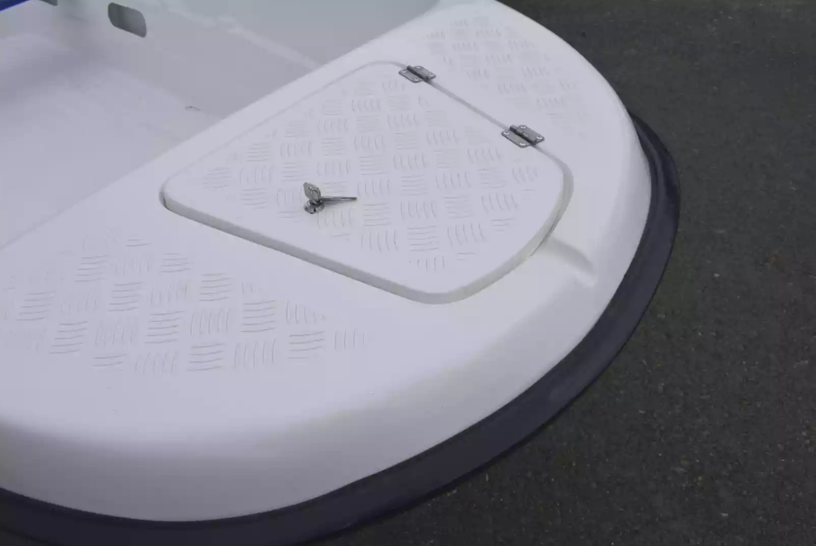 Стеклопластиковая лодка Пингвин New (тримаран) в Майкопе