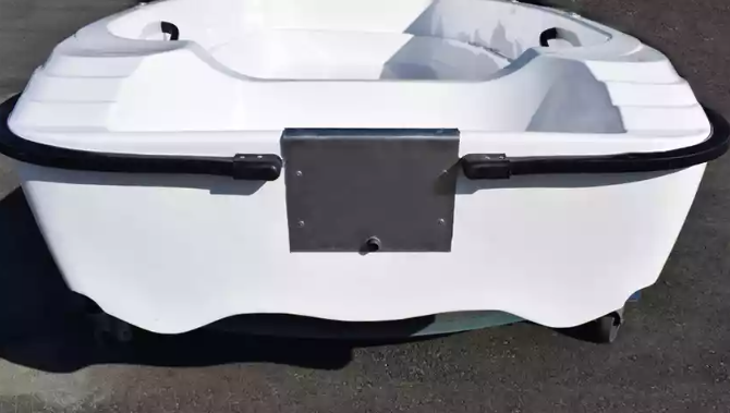 Стеклопластиковая лодка Пингвин (тримаран) в Майкопе