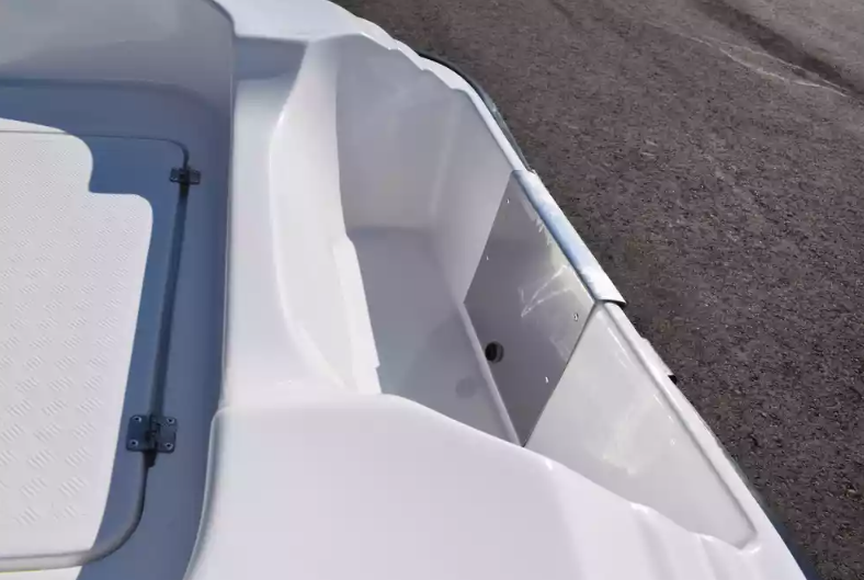 Стеклопластиковая лодка Пингвин (тримаран) в Майкопе