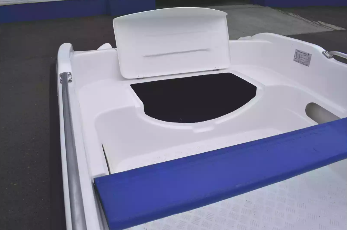 Стеклопластиковая лодка Пингвин New (тримаран) в Майкопе