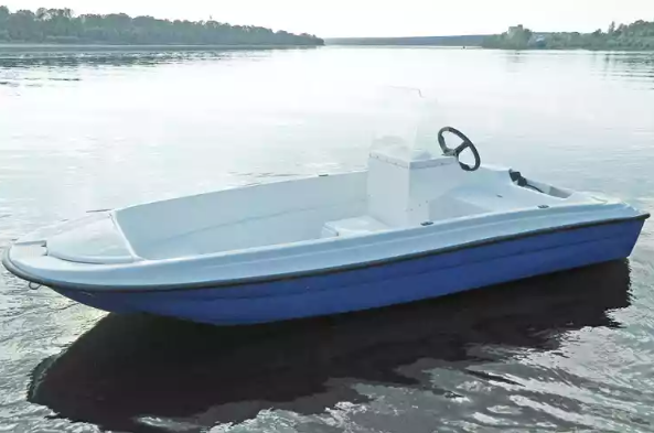Стеклопластиковая лодка Пингвин с консолью (тримаран) в Майкопе