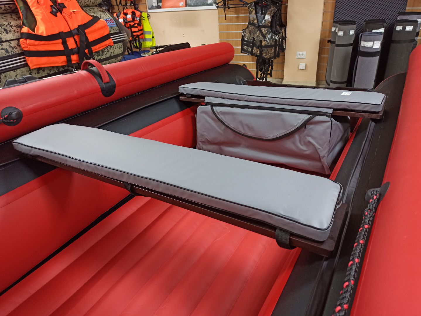 КОМПЛЕКТ МЯГКИХ НАКЛАДОК С СУМКОЙ ДЛЯ ЛОДОК 90Х20 СЕРЫЙ в Майкопе