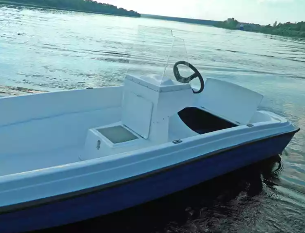 Стеклопластиковая лодка Пингвин с консолью (тримаран) в Майкопе