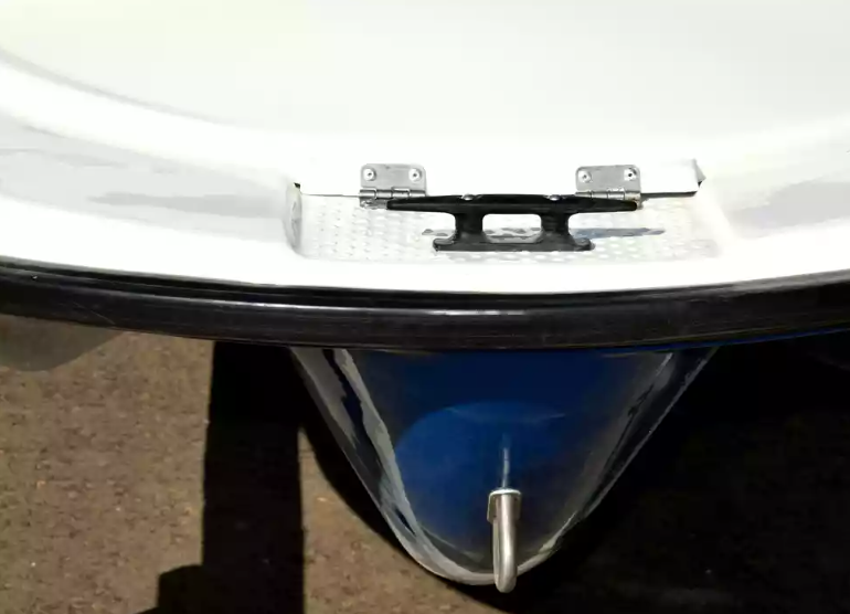 Стеклопластиковая лодка Пингвин с консолью (тримаран) в Майкопе