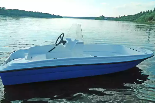 Стеклопластиковая лодка Пингвин с консолью (тримаран) в Майкопе