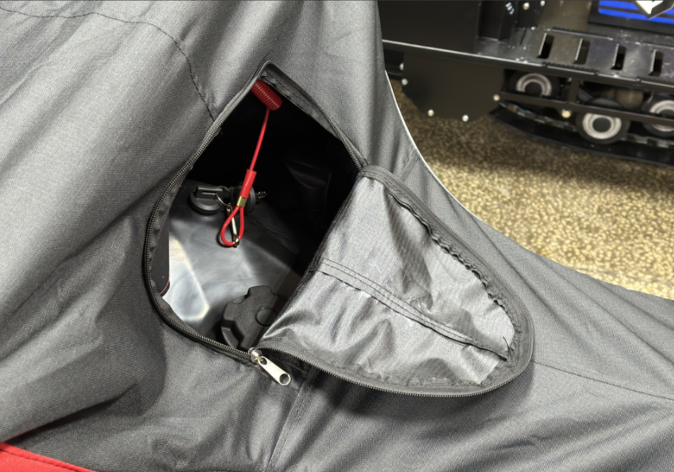 Чехол транспорт. снегохода IKUDZO HUNTER черно-красный Оксфорд ПРЕМИУМ качества с лого IKUDZO в Майкопе