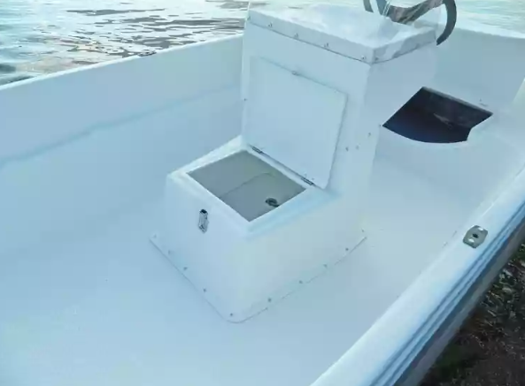 Стеклопластиковая лодка Пингвин с консолью (тримаран) в Майкопе