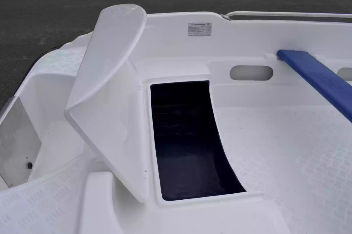 Стеклопластиковая лодка Пингвин New (тримаран) в Майкопе