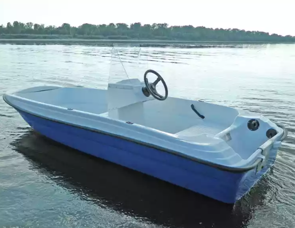 Стеклопластиковая лодка Пингвин с консолью (тримаран) в Майкопе