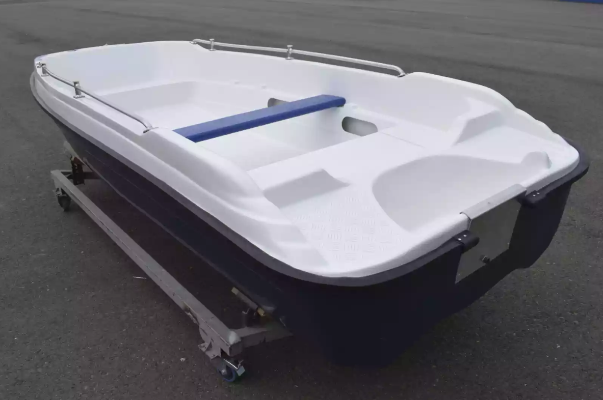 Стеклопластиковая лодка Пингвин New (тримаран) в Майкопе