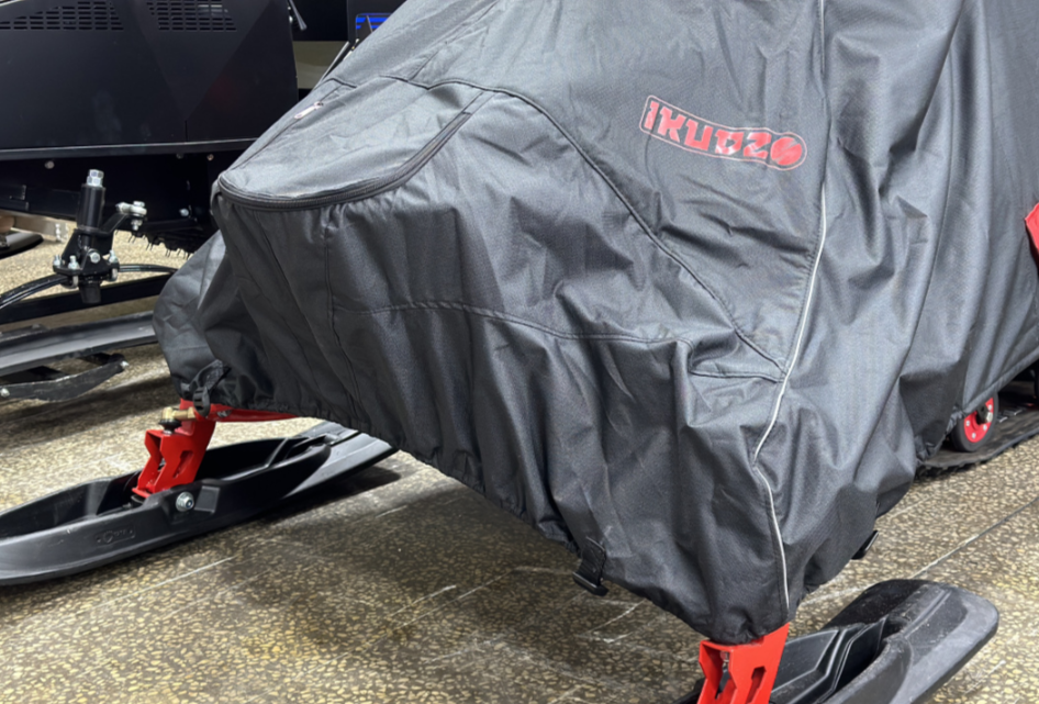 Чехол транспорт. снегохода IKUDZO HUNTER черно-красный Оксфорд ПРЕМИУМ качества с лого IKUDZO в Майкопе