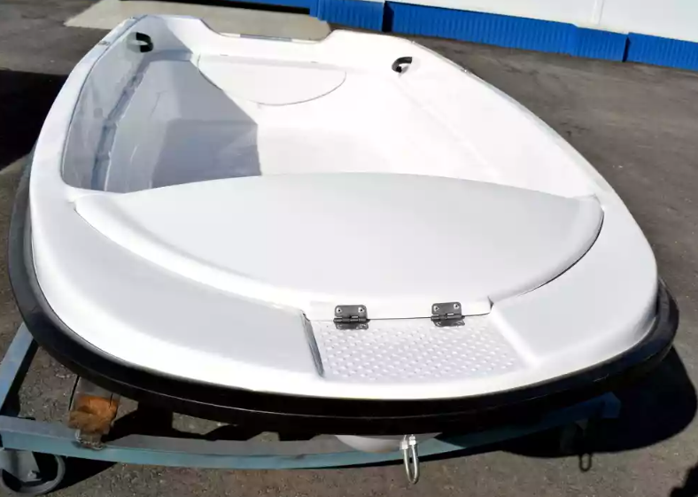 Стеклопластиковая лодка Пингвин (тримаран) в Майкопе