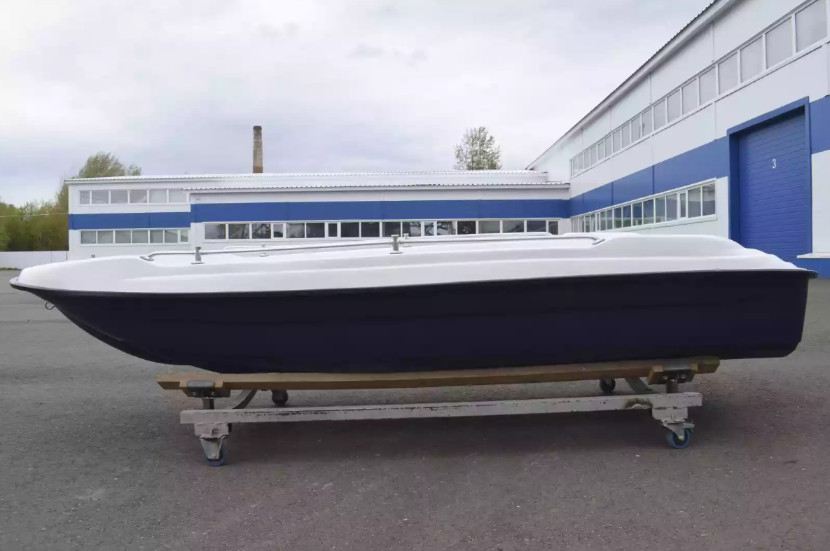 Стеклопластиковая лодка Пингвин New (тримаран) в Майкопе