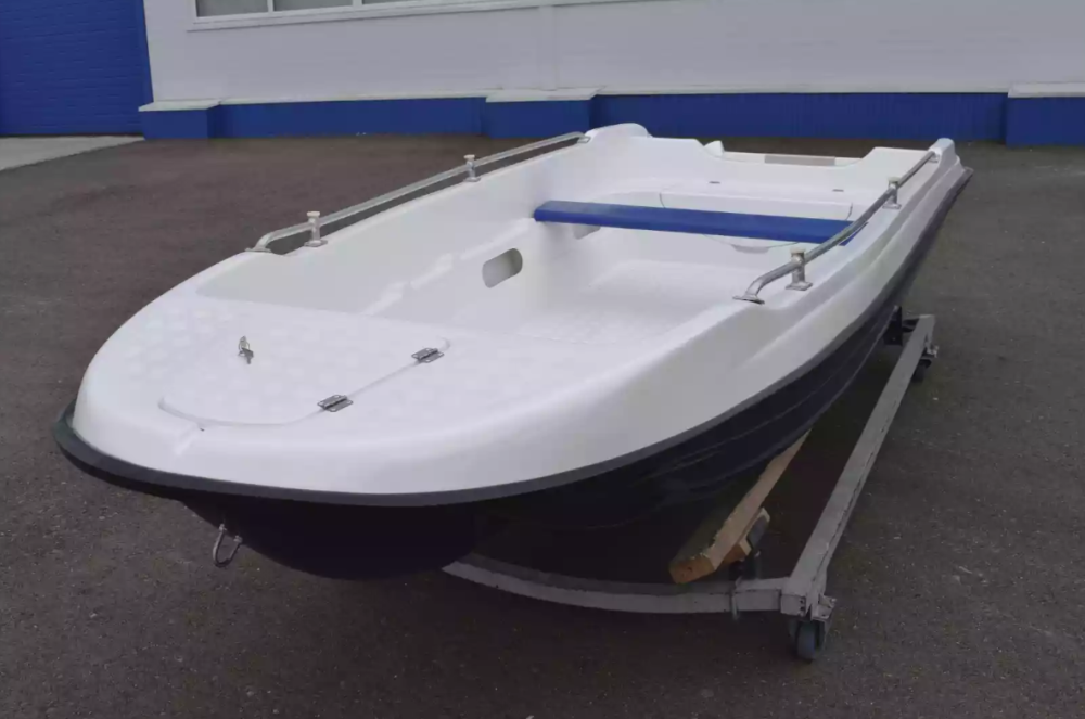 Стеклопластиковая лодка Пингвин New (тримаран) в Майкопе